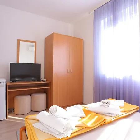 Apartments&rooms With Parking Space Tucepi, Makarska - 5263 Tučepi