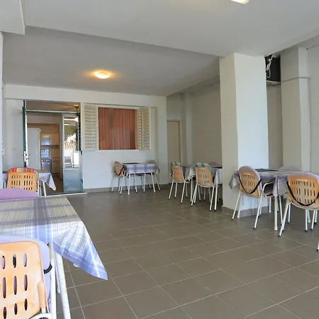And With Parking Space Tucepi, Makarska - 5263 بيت ضيافة Tučepi